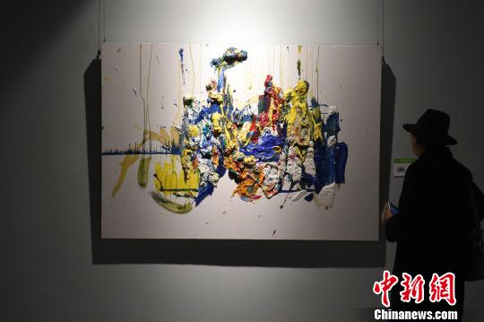 重庆青年画家海外游学后首办个展助力中奥艺术交流